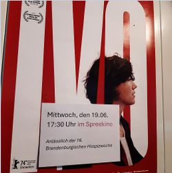 Roter und weißer Filmplakat-Hintergrund mit großen Buchstaben 'IVD' und Text zu einer Veranstaltung am Mittwoch, den 19.06., 17:30 Uhr im Spreekino, anlässlich der 16. Brandenburgischen Hospizwoche.