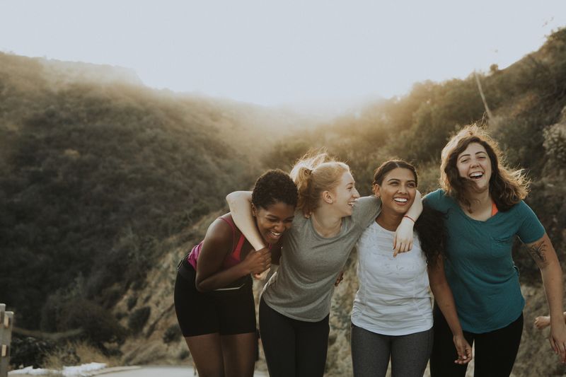 Vier Frauen lachen zusammen