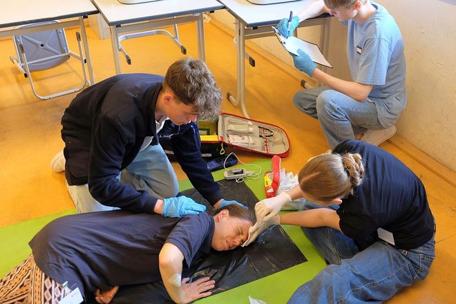 Das Team des Siebengebirgsgymnasium Bad Honnef versorgt im Fallbeispiele eine Schülerin mit stark blutender Kopfwunde.