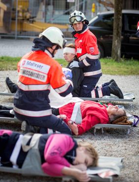 Zwei Helfer kümmern sich um Verletzte