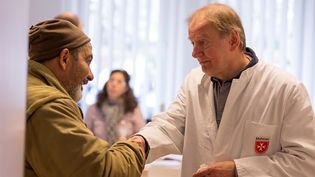 Ein Arzt begrüßt einen Patienten