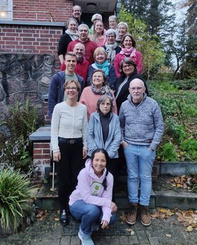 Die Absolventinnen und Absolventen des Kurses “Sterbende begleiten lernen” vor dem Malteser Hospiz-Zentrum. 