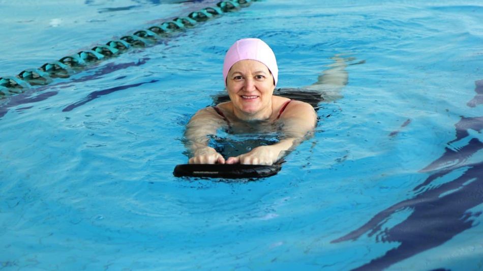 Es wird eine Senioren gezeigt, welche im Schwimmbad Sport macht.