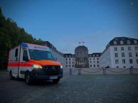 Bild Rettungswagen vor dem Schloss Saarbrücken