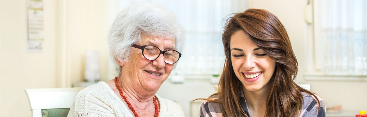 Seniorin und junge Frau 