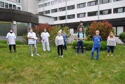 Auch die Katholischen Kliniken Oberberg durften sich über „Community Masks“ freuen, die Anke Bidner (rechts) und ihre Ehrenamtlichen genäht haben. Fotos: Malteser