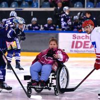 Mia-Sophie im Rollstuhl auf dem Eishockeyfeld.