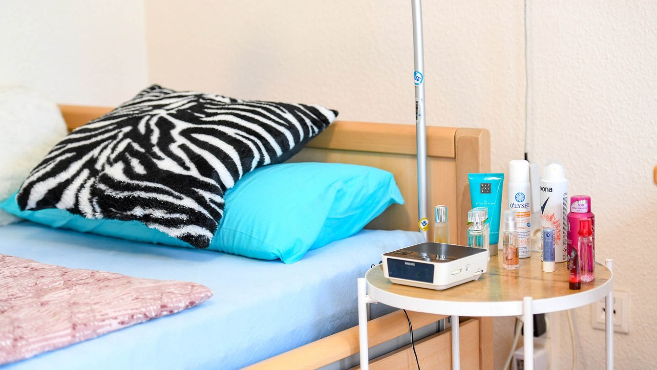 Blick aufs Bett und Beistelltisch der Einrichtung Junge Pflege