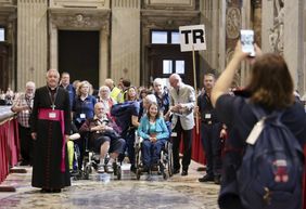 DieTrierer Pilgergruppe im Petersdom