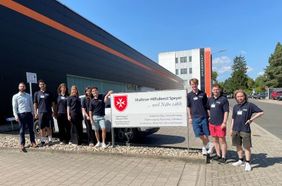 Eine Gruppe Studenten, die für die Malteser Fördermitglieder werben