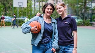 Zwei Personen auf einem Basketballplatz
