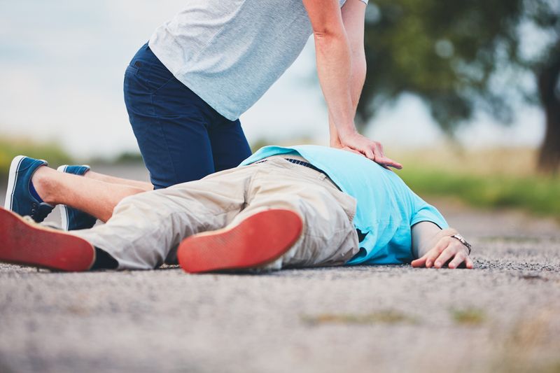 Herzdruckmassage auf offener Straße