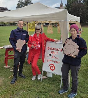 Die Initiatoren des Projektes stehen nebeneinander. Fotos: Malteser