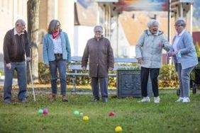 Menschen mit einer Demenz genießen die Freude in der Gruppe. Foto: Vierfuss