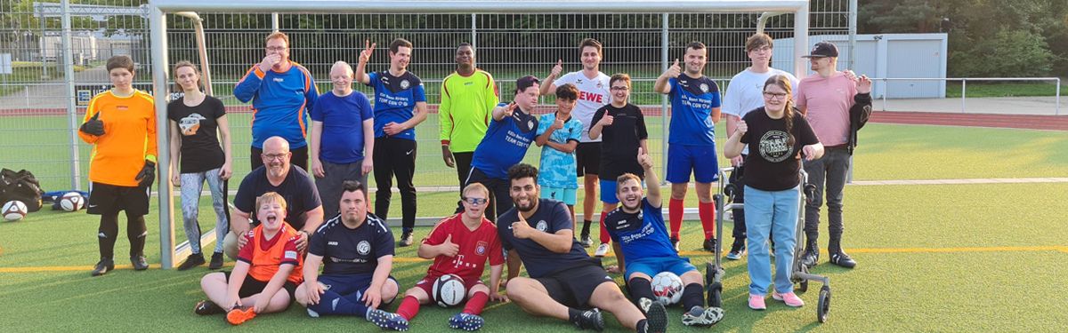 Ein Fußballteam vor einem Fußballtor