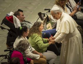 Papst Leo XIV. schüttelt Menschen mit und ohne Behinderung die Hand (Foto: Malteser)
