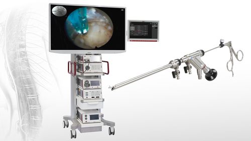 Medizinisches Endoskopiesystem mit Monitor und langem Endoskop-Instrument für Wirbelsäulenoperationen.