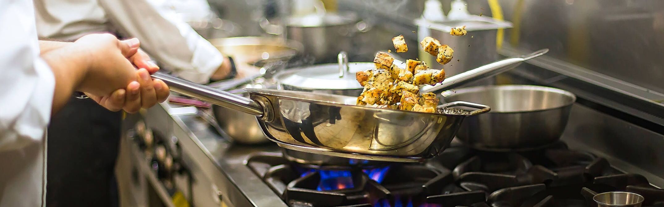 Pfanne mit Essen wird geschwenkt 