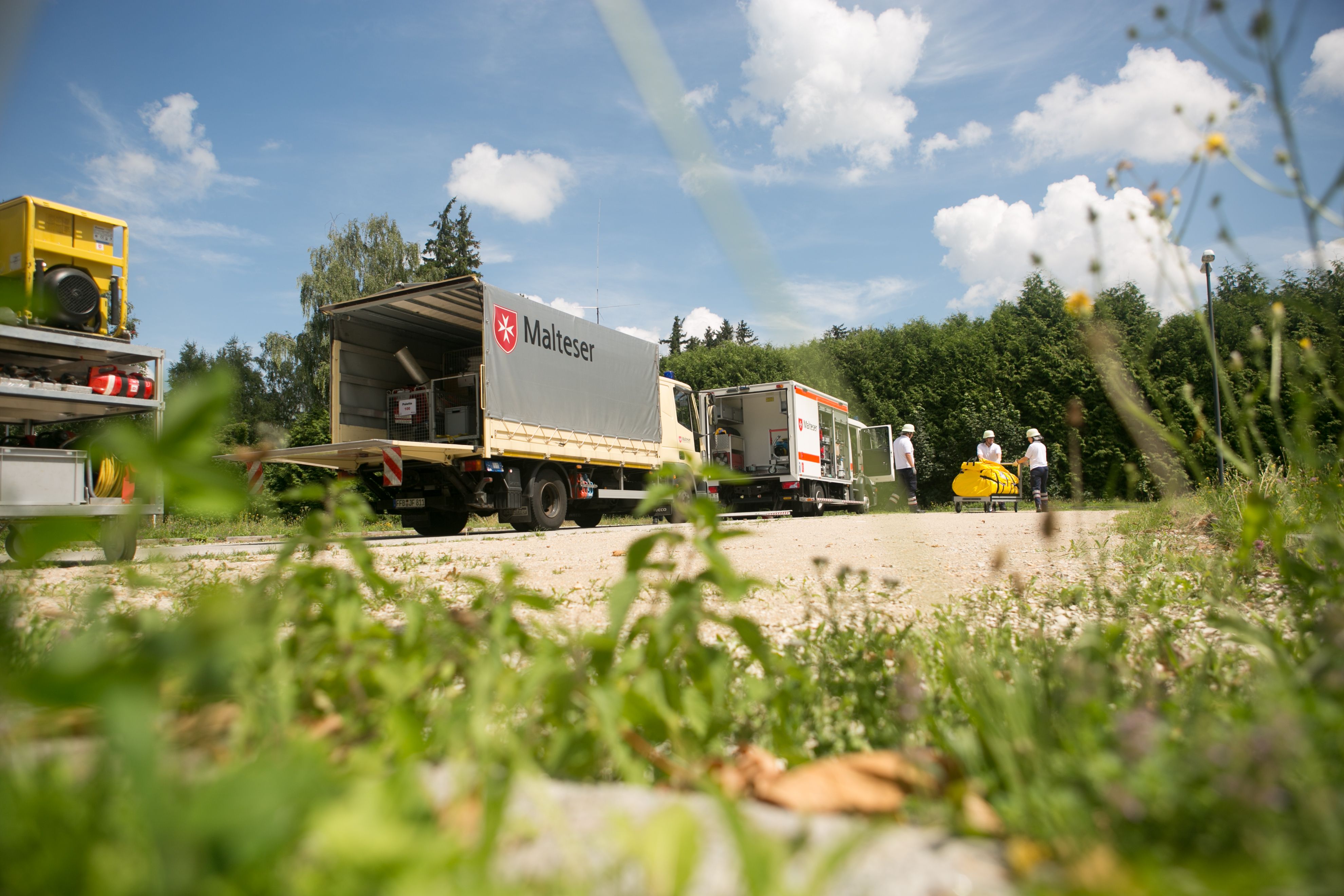 Mehrere LKW des Katastrophenschutzes 