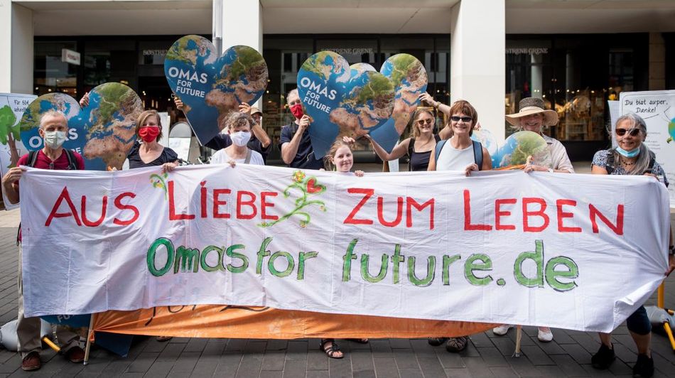 Demonstranten, die ein Banner mit der Aufschrift „Aus Liebe zum Leben omasforfuture.de“ halten.