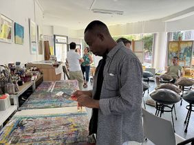 Ehrenamtlicher Joseph zu Besuch im Atelier Zitronenblau (Foto: Malteser Kaiserslautern)