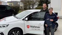 Kreisgeschäftsführer Sebastian Oberpriller und Pflegefachkraft Sabine Grundig stehen vor dem Auto der Malteser Übergangspflege in Freising