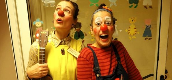 Zwei Frauen verkleidet als Clowns im Kinderklinikum Flensburg.