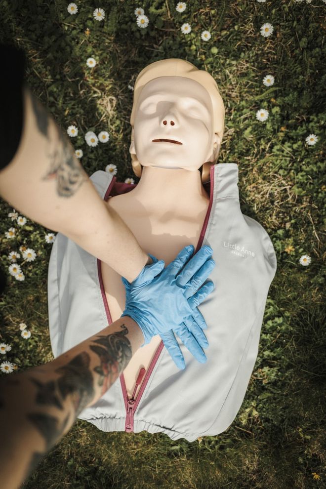 Eine Person übt die Herz-Druckmassage an einer Reanimationspuppe. Foto: Malteser