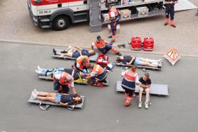 Ein Einblick in das rege und bunte Treiben am vergangenen Samstag rund um das Malteser Zentrum. Geboten wurden afghanischer Tanz, Vorstellung des Besuchs- und Begleitungsdienstes mit Hund, gemeinsame Katastrophenschutz-Übung mit dem THW sowie einen Vortrag zum Thema Patientenverfügung und Co. Fotos: Malteser Fulda/Antonia Sauer