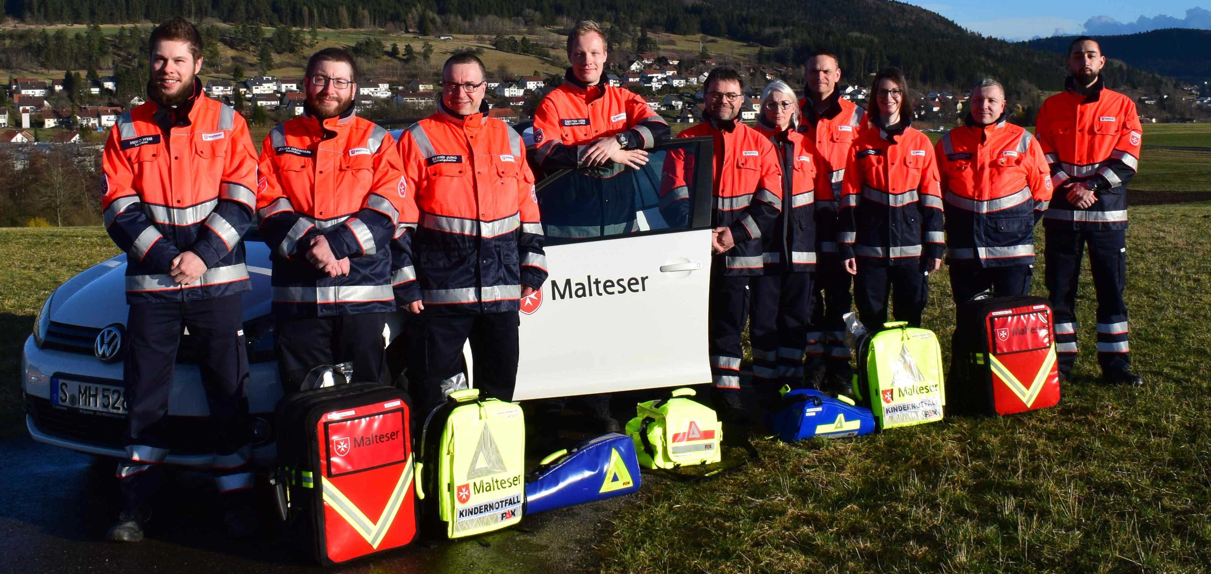 Gruppenbild der Malteser in Deilingen mit Fahrzeug