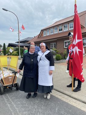 Franziskaner Nonne trifft Malteser Helferin