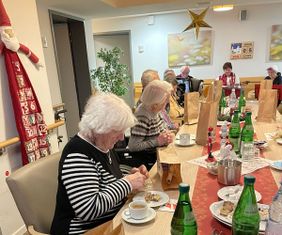 Die Freude bei den Seniorinnen und Senioren war groß, als sie ihre Nikolaustüten auspackten. 