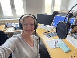 Moderatorin im Radiostudio von WEGW bei der Sendungsgestaltung.