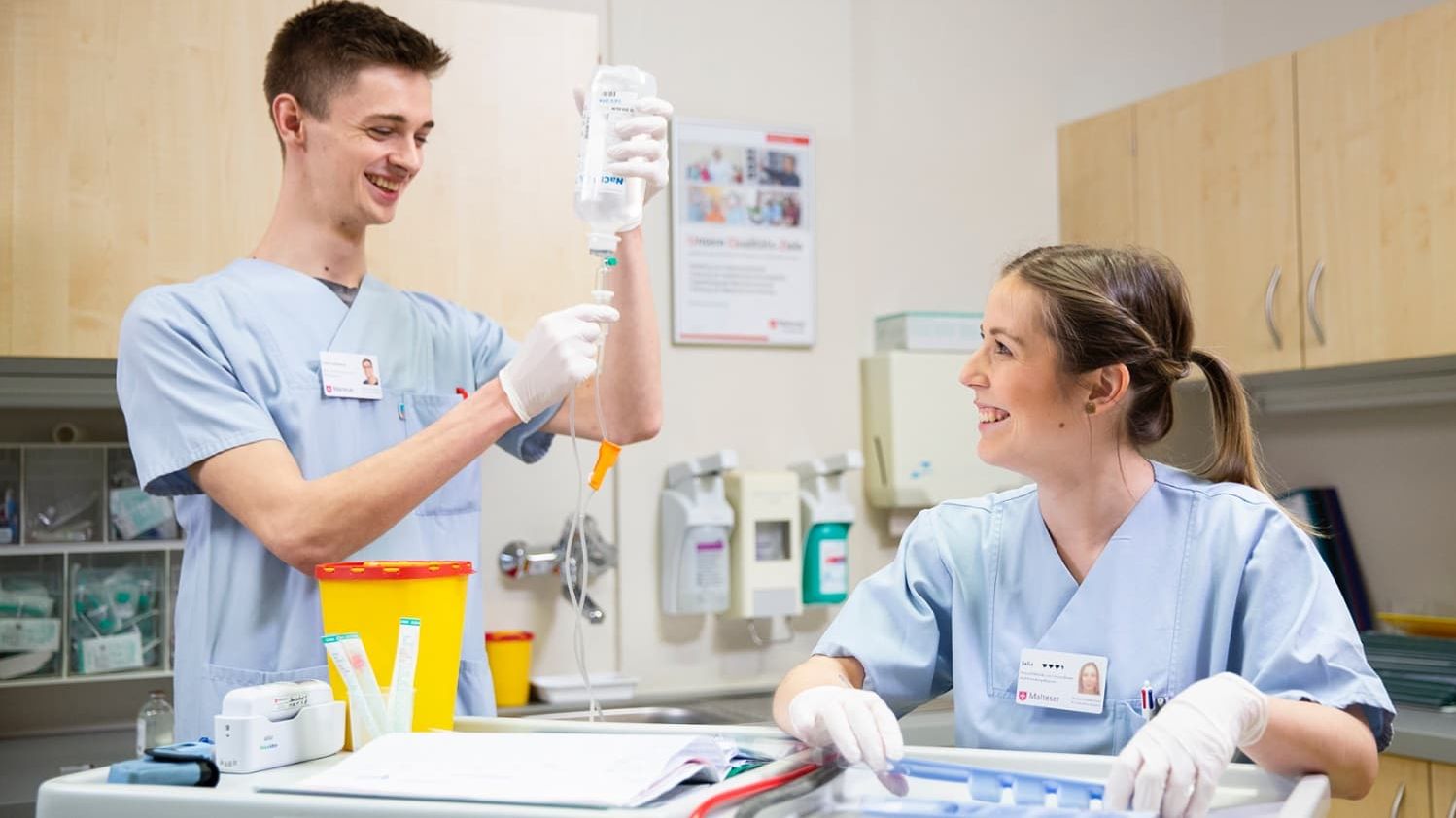 Gesundheits- und Krankenpfleger bereiten sich im Stationszimmer vor.