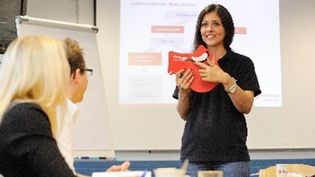 Frau in Malteserkleidung während einer Unterrichtseinheit