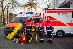 Foto © Malteser: Blaulicht auf der Autobahn, Martinshorn in der Innenstadt – dem Rettungsdienst möchte man eigentlich nicht begegnen und hofft, man möge ihn nie selbst rufen müssen. Einen Blick hinter die Kulissen zu werfen, schafft Transparenz und hilft dabei, Ängste abzubauen.