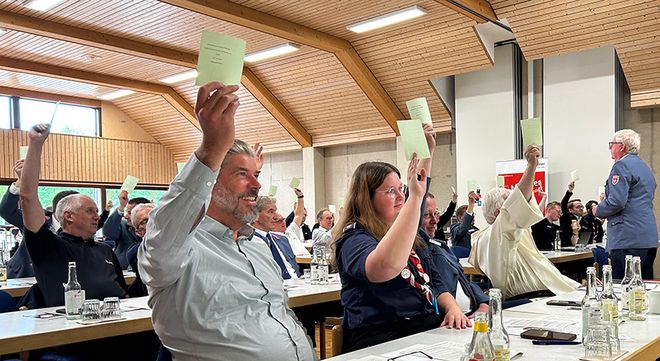 viele Personen sitzend an Tischen, Dienstbekeidung