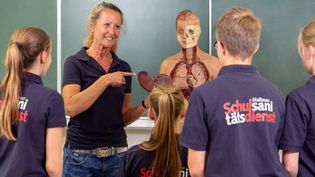 Schulsanitäter lernen Anatomie