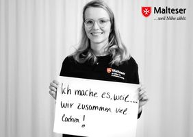 Lotsin der Malteser hält ein Schild mit dem Satz "Ich mache es, weil wir zusammen viel lachen!"