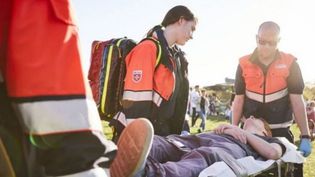 Ehrenamtliche versorgen einen Verletzten bei einem Sanitätsdiensteinsatz.