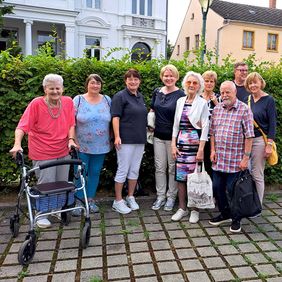 Eine Gruppe von Frauen und Männern wurde fotografiert.