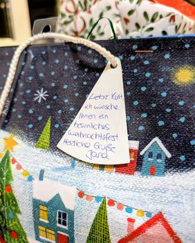 Liebevoll verpacktes Weihnachtsgeschenk mit handgeschriebenem Gruß aus der Wünschebaum-Aktion der Malteser Freiburg
