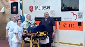 Das Team des Herzenswunschkrankenwagens holt Frau Voll von der Palliativstadion am Bamberger Klinikum ab.