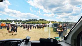 Viele Menschen auf einem Festival.