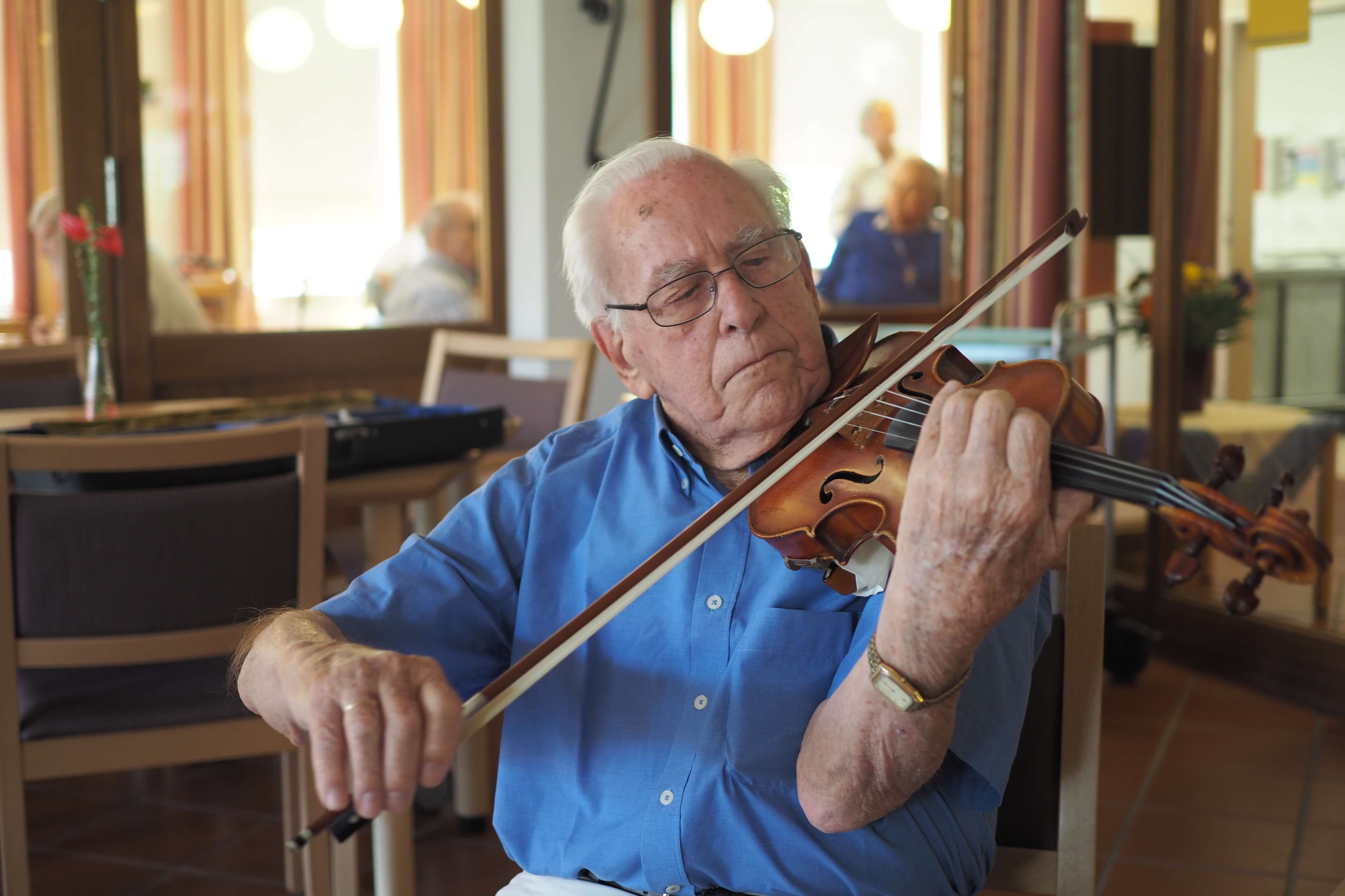 Professor Valdemar Prukner spielt Geige.