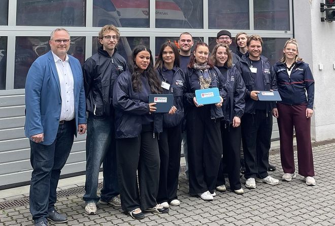 Eine Gruppe junger Menschen in Malteser Kleidung