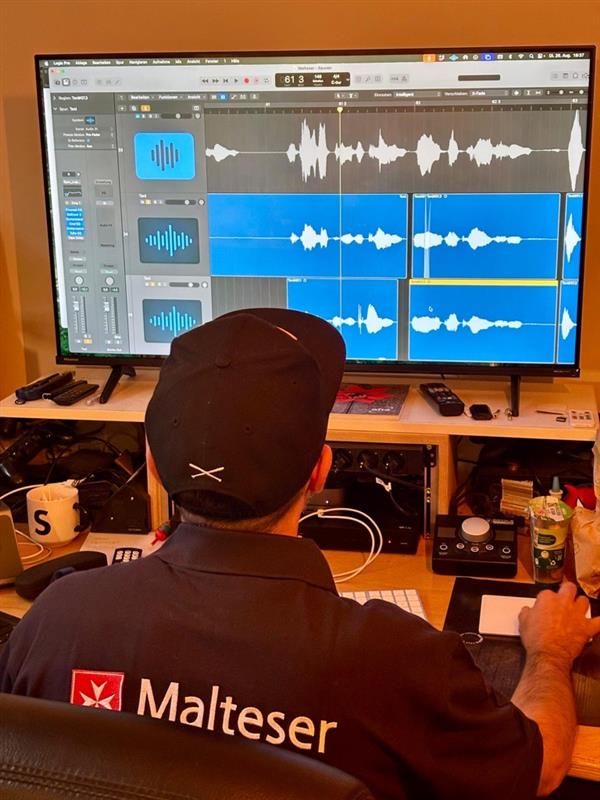 Rapper SPAX an einem Monitor