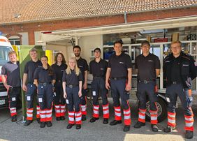 Gruppenfoto der neuen Einsatzkräfte mit dem Leiter der Katastrophenschutzeinheiten und dem zuständigen Gruppenführer