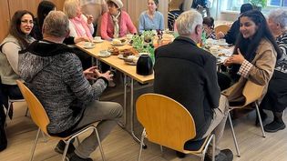 Menschen verschiedener Nationalitäten unterhalten sich