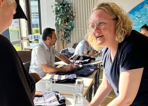 Malteser Ehrenamtliche spricht mit einer Frau des Nähworkshops